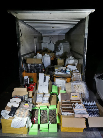 警員檢獲71箱懷疑走私貨品。圖：警方提供