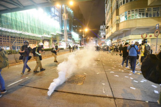 警方施放催泪弹驱散人群。