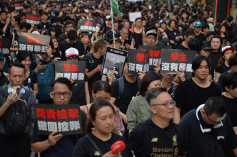 香港有大游行要求港府撤回《逃犯条例》并要求林郑月娥下台。