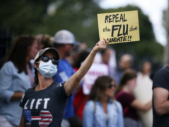 示威者反對強制流感疫苗注射和任何強制性措施。AP