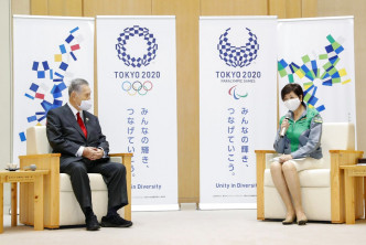 小池百合子与东京奥组委主席森喜朗会面。AP图片