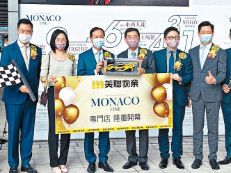 會德豐地產黃光耀（右三）指出，MONACO ONE最快周內開放示範單位及開價。（左二）為陳惠慈、（右二）為楊偉銘。