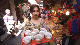 蔡宝欣帮手买甜品，但听到摄制队嗌「3、2、1」后郁都唔郁，因而被两位前辈揶揄。