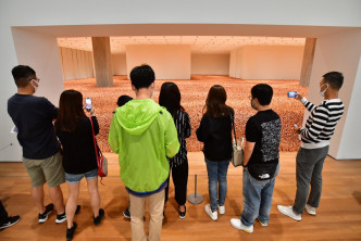 博物館展出一千多件展品，市民忙於拍照。