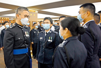 處長蕭澤頤（左一）恭賀結業的見習督察。警方提供