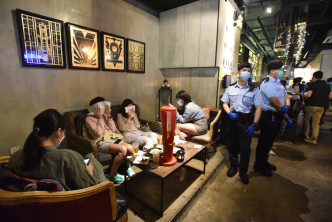 食环署及警方巡查酒吧食肆。资料图片
