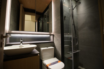 浴室選用淋浴間設計，保持乾濕分離。（18樓H室交樓標準示範單位）