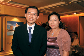 曹貴子與妻子歐翠儀。資料圖片