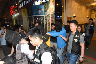 警方新蒲崗破收數集團拘9人