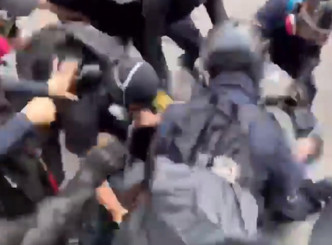警員制服示威者時，遭多名示威者還擊圍毆。理大學生報編委會 影片截圖