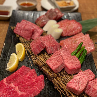 夜晚毛姐一家人食烧肉庆生。