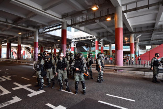 防暴警察驱散示威者