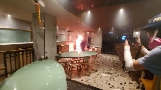 示威者大肆破坏翠华餐厅。
