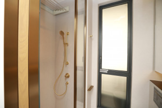 浴室採用企缸設計。（A座28樓A1室交樓標準示範單位）