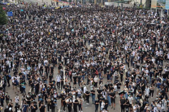 示威者佔據金鐘夏愨道東西行線，交通受阻。
