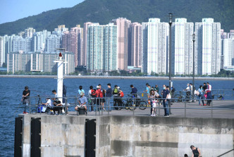 市民趁天氣好外出。