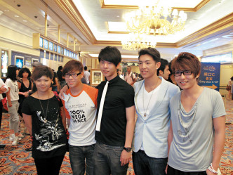 (左起)邓小巧、陈彦廷、许廷铿、林师杰、刘威煌同喺TVB《超级巨星》出身。
