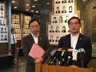 东华三院执行总监苏佑安（右）交代李东海事件独立调查委员会的报告。