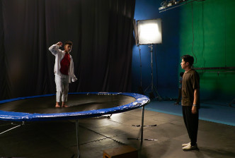 拍摄MV的时候，Kaho需要连续4小时跳弹床。