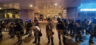 防暴警察晚上9时半过后进入太古城中心。