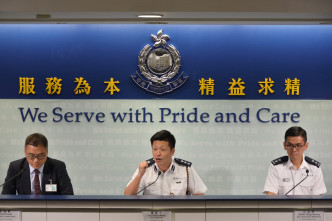 （左起）有组织罪案及三合会调查科高级警司李桂华、警察公共关系科总警司谢振中、警察公共关系科高级警司江永祥