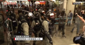 警方一度进入大埔超级城及大埔广场。有线新闻截图