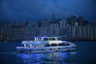 乘客可以登上甲板欣賞維港夜景及「幻彩詠香江」匯演。