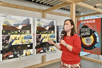 香港科学馆总馆长陈淑文介绍「科学机械展」内容。政府新闻处图片