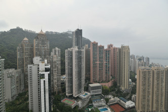 單位可外望開揚的維港海景及中半山樓景。