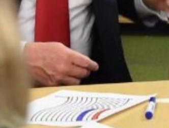 在紅白條紋部分沒有其他顏色，但特朗普卻畫了一條藍色條紋。美國衛生及公共服務部長阿扎(Alex Azar) Twitter 照片