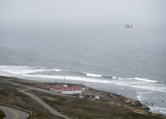 海岸防队直升机在事发现场海面搜索。AP图
