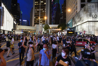 有富商擔心香港的騷亂會持續不斷。資料圖片