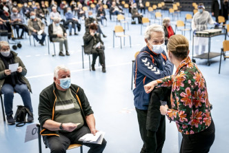 丹麦首相弗雷泽里克森视察疫苗中心。AP资料图片