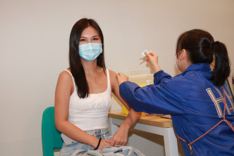 艺员麦诗晴在电视城接种疫苗。