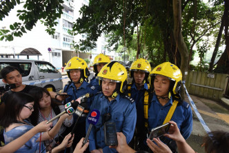 顺利消防局高级队长吕启明表示，事发在早上近七时半，事主途经现场时，被一枝长3米、粗0.15米，估计重约30公斤的树枝击中。 梁国峰摄