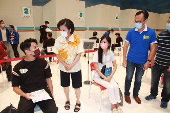 汪明荃(左二)和聂局长(右一)关心艺员同事接种疫苗后情况。