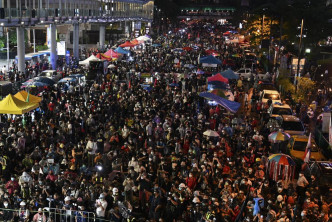 示威者指出，泰國正經歷的動盪。美聯社圖片