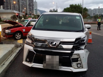 沙田一辆七人车与的士相撞。