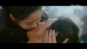 《月升之江》预告中，金所炫和金志洙在沙场上演吻戏。