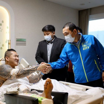 多名政界人士到醫院探訪。陳之漢 facebook 圖片