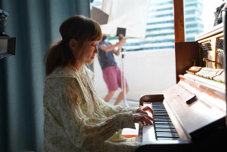 Ivana见到钢琴当然技痒。