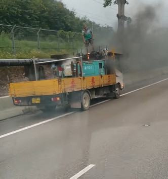 货车上的建筑材料起火，司机将车停在路边报警。fb「香港突发事故报料区」图片