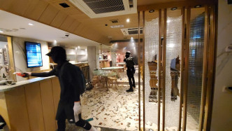示威者大肆破壞翠華餐廳。