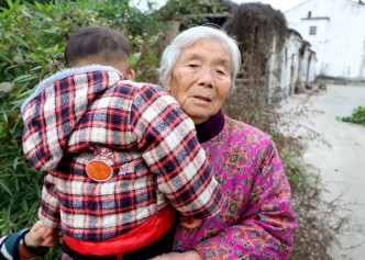 老婦對未能救出男童母親感到內疚。網圖