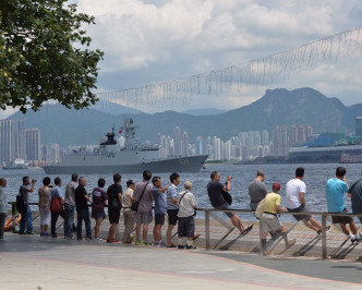 在鲤景湾海旁大批市民到场欢送辽宁号舰队。