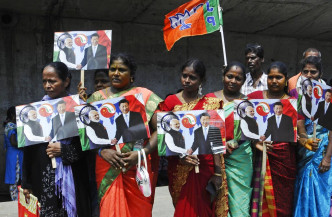 印度民衆手舉習近平和莫迪照片。AP