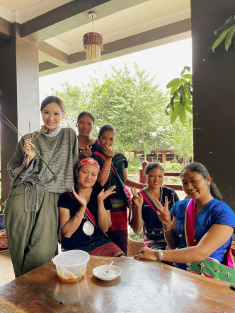 陈贝儿向农村妇女学习种植咖啡的方法。