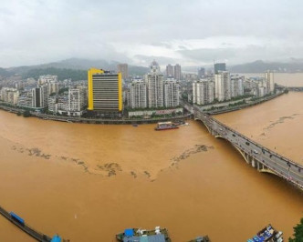 梧州市河東區現洪水圍城。