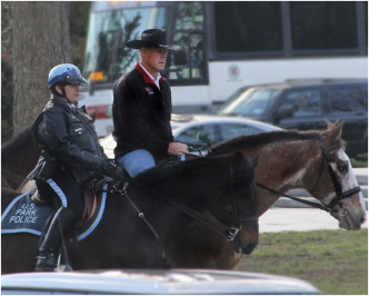 津凯上任第一天骑著一匹马往内政部大楼上班引起注目。AP