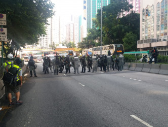 荃湾防暴警察驱散示威者